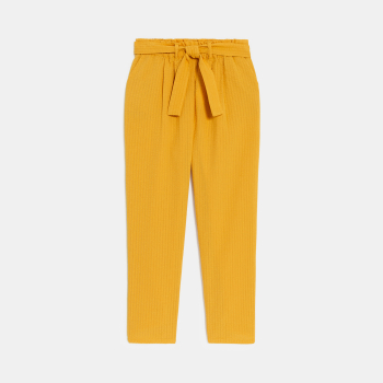 بنطال بقصّة تشينو سادة، باللون الأصفر للفتيات